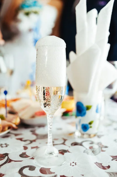 Mesa con comida y bebida. banquete de boda tradicional . — Foto de Stock