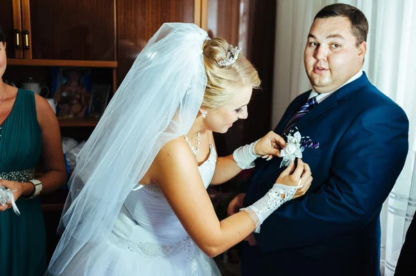 Brides hand putting the boutonniere flower on  groom — Stock Photo, Image