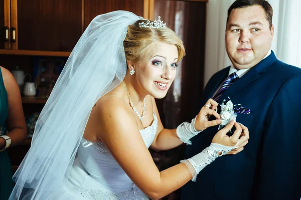 Brides hand putting the boutonniere flower on  groom — Stock Photo, Image