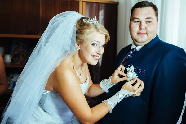 Brides hand putting the boutonniere flower on  groom — Stock Photo, Image