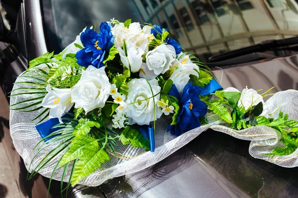 Carro de casamento decorado com buquês de rosas brancas — Fotografia de Stock