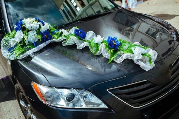 Carro de casamento decorado com buquês de rosas brancas — Fotografia de Stock