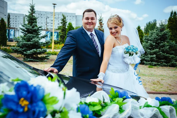 結婚式の車から彼の花嫁を助けること幸せな新郎. — ストック写真
