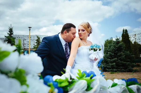 Joyeux marié aidant sa mariée hors de la voiture de mariage . — Photo