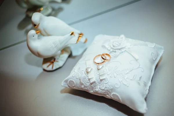 Gold wedding rings on the pincushion — Stock Photo, Image