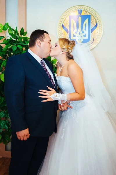 Une cérémonie de mariage. Bureau du greffe. Un couple nouvellement marié signe le document de mariage.Jeune couple signant les documents de mariage — Photo