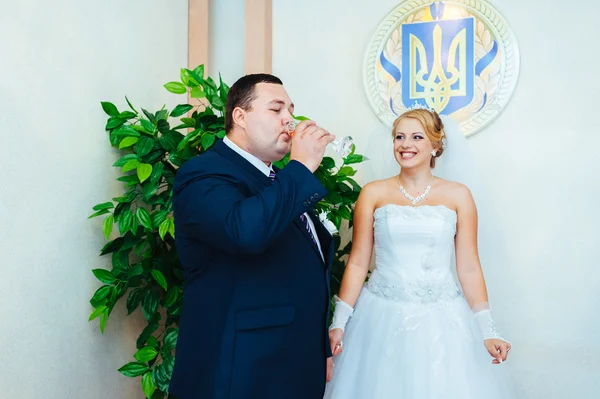 Wedding ceremony. Registry office. A newly-married couple signs the marriage document.Young couple signing wedding documents — Stock Photo, Image