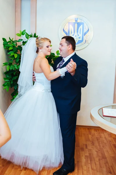 Ceremonia de boda. Oficina de registro. Una pareja de recién casados firma el documento de matrimonio.Pareja joven firma documentos de boda —  Fotos de Stock