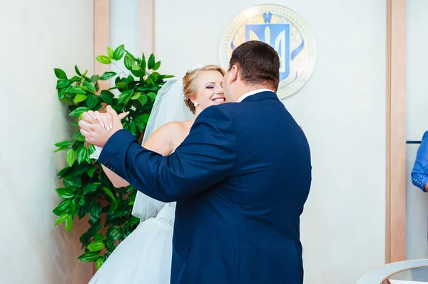 Cerimonia nuziale. Ufficio di cancelleria. Una coppia appena sposata firma il documento di matrimonio.Giovane coppia firma documenti di nozze — Foto Stock