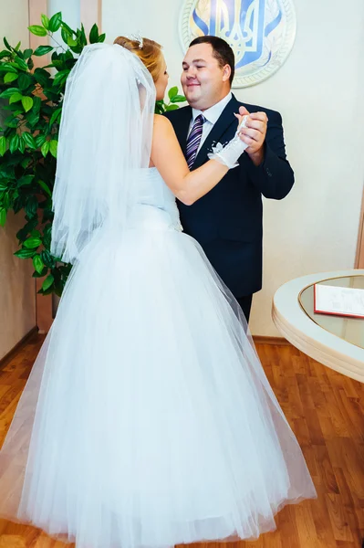 Церемония свадьбы. В ЗАГС. Молодая пара подписывает свадебные документы. Молодая пара подписывает свадебные документы. — стоковое фото