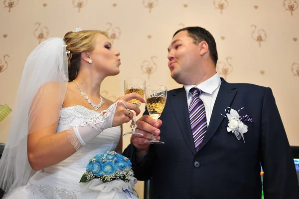 新娘和新郎，带着香槟酒 — 图库照片
