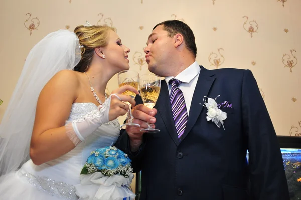 Наречений і наречений в келихах шампанського — стокове фото