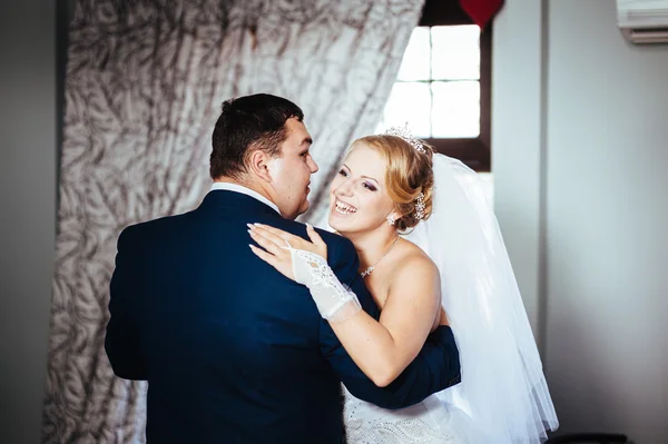 Dança de casamento de noiva encantadora e noivo em sua celebração de casamento em um restaurante luxuoso — Fotografia de Stock