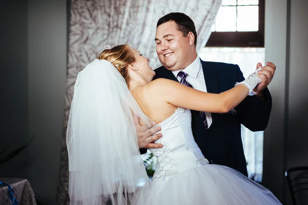 Wedding dance of charming bride and groom on their wedding celebration in a luxurious restaurant — Stock Photo, Image