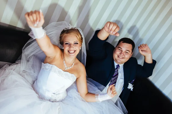 Wedding dance of charming bride and groom on their wedding celebration in a luxurious restaurant — Stock Photo, Image