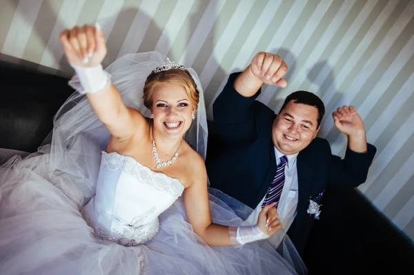 Wedding dance of charming bride and groom on their wedding celebration in a luxurious restaurant — Stock Photo, Image