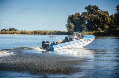 Yeni evli çift Nehri üzerinde tekne sürme