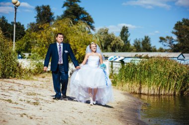 yürüyüş ve su kenarında öpüşme sevgi dolu evlilik çift