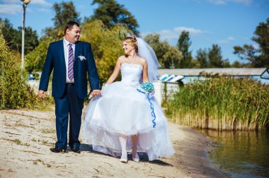 yürüyüş ve su kenarında öpüşme sevgi dolu evlilik çift