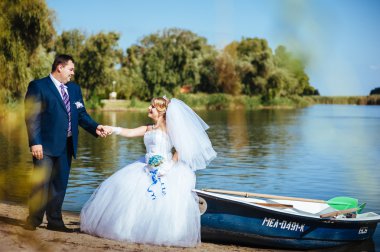 yürüyüş ve su kenarında öpüşme sevgi dolu evlilik çift