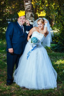 Gelin ve damat gün açık havada yürüyüş düğününde Doğa bahar. Gelin çift, mutlu yeşil park kucaklayan yeni evliler.