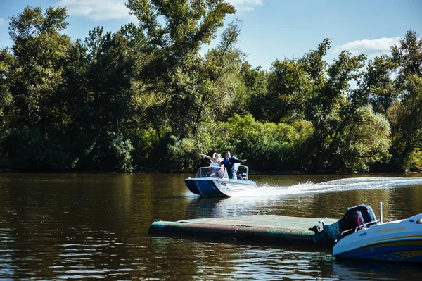 Nyligen gift par ridning i båt på floden — Stockfoto