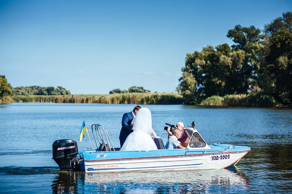 Nieuw echtpaar rijden in boot op de rivier — Stockfoto