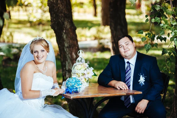 신부 및 신랑 신부의 부케와 테이블에 앉아 그들의 결혼식 날,. — 스톡 사진