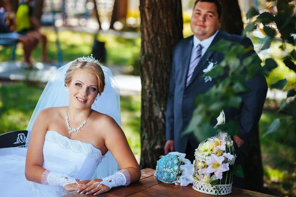 Menyasszony és a vőlegény az esküvő napján a szabadban séta tavasz természet. Nászutas pár, boldog newlywed nő és férfi átfogó zöld parkban. szerető esküvői pár kültéri — Stock Fotó