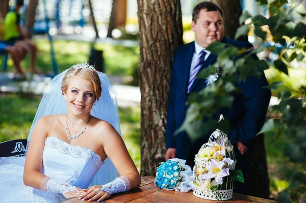 Novia y novio en el día de la boda caminando al aire libre en la naturaleza de primavera. Pareja nupcial, feliz mujer recién casada y hombre abrazándose en el parque verde. Amar pareja de boda al aire libre — Foto de Stock