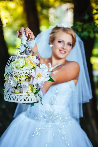 Прекрасная невеста позирует на открытом воздухе в парке в день свадьбы — стоковое фото