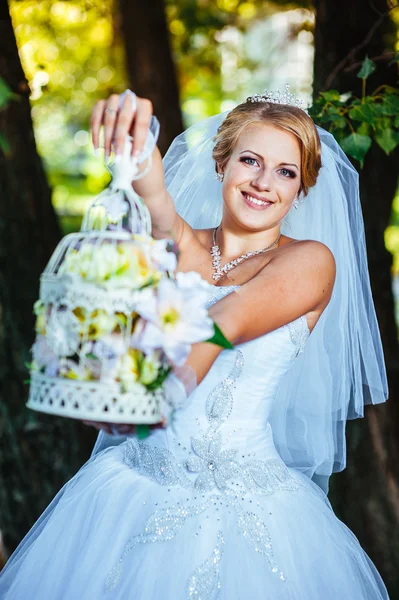 Pengantin wanita cantik berpose di luar ruangan di taman pada hari pernikahannya — Stok Foto
