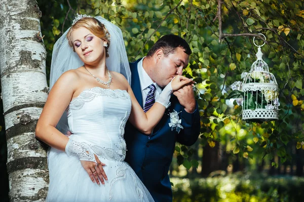 Bride and groom at wedding Day walking Outdoors on spring nature. Bridal couple, Happy Newlyweds embracing in green park. — Stock Photo, Image