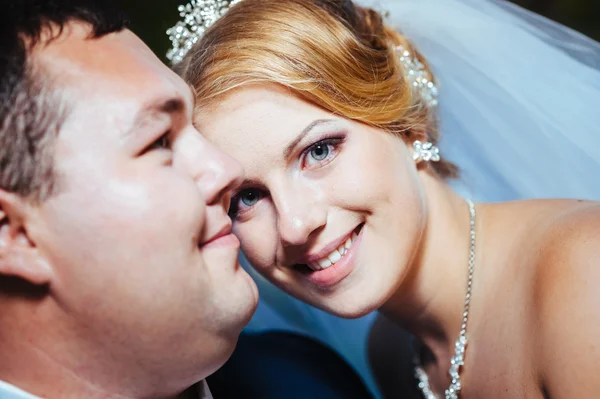 Braut und Bräutigam am Hochzeitstag beim Spaziergang in der Natur des Frühlings. Brautpaar, glückliche Frischvermählte umarmen sich im grünen Park. — Stockfoto