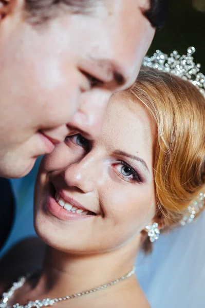 Bride and groom at wedding Day walking Outdoors on spring nature. Bridal couple, Happy Newlyweds embracing in green park. — Stock Photo, Image