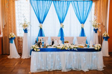 Düğün salonunda yeni evliler için kafa tablosu