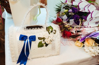 Düğün salonunda yeni evliler için kafa tablosu