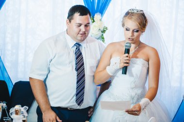 güzel gelin ve damat onların düğün kutlama lüks bir restoranda üzerinde.