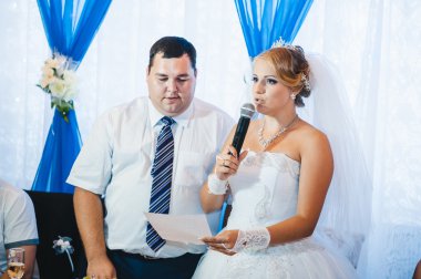 güzel gelin ve damat onların düğün kutlama lüks bir restoranda üzerinde.