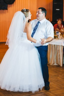 Sadece evli ve ilk dansları dans güzel Çift.