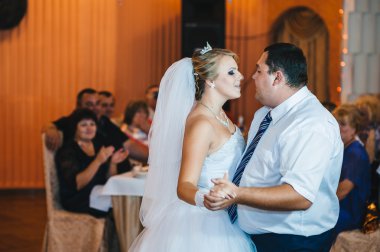 Sadece evli ve ilk dansları dans güzel Çift.