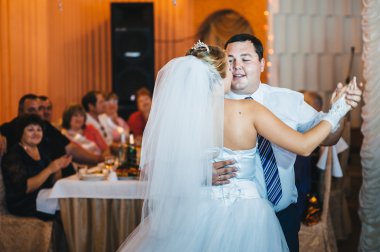 Sadece evli ve ilk dansları dans güzel Çift.