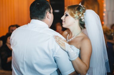 Sadece evli ve ilk dansları dans güzel Çift.