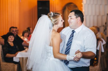 Sadece evli ve ilk dansları dans güzel Çift.