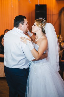 Sadece evli ve ilk dansları dans güzel Çift.