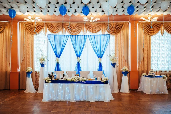 Mesa principal para recém-casados no salão de casamento — Fotografia de Stock