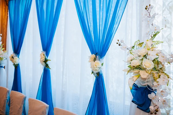 Hoofd tabel voor pasgetrouwden op de bruiloftszaal — Stockfoto