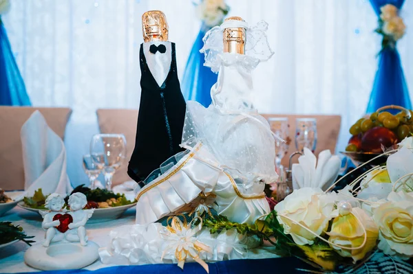 Mesa principal para recém-casados no salão de casamento — Fotografia de Stock