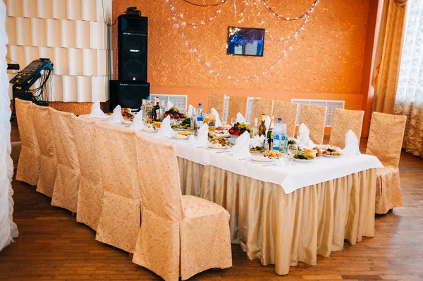 Главный стол для молодоженов в свадебном зале — стоковое фото