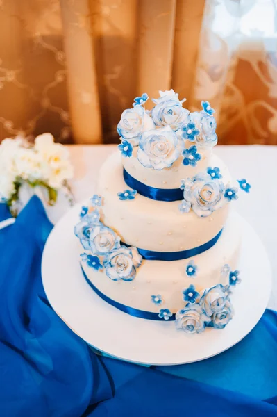 Multi level white wedding cake on silver base and pink flowers at top — Stock Photo, Image